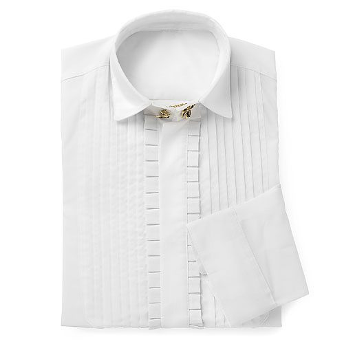 Camisa social branca com detalhes de pregas e botão dourado no colarinho