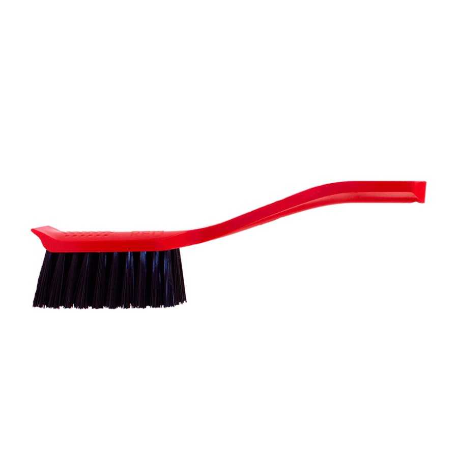 Escova de limpeza vermelha com cerdas pretas em fundo branco