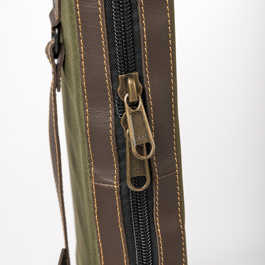 Mala de transporte verde e castanha com fecho de correr metálico e puxadores VIP