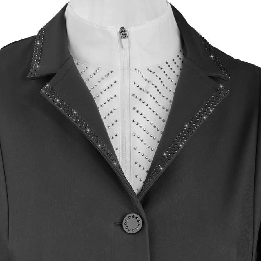 Casaco preto com gola e botão decorados e blusa branca com padrão de pedras