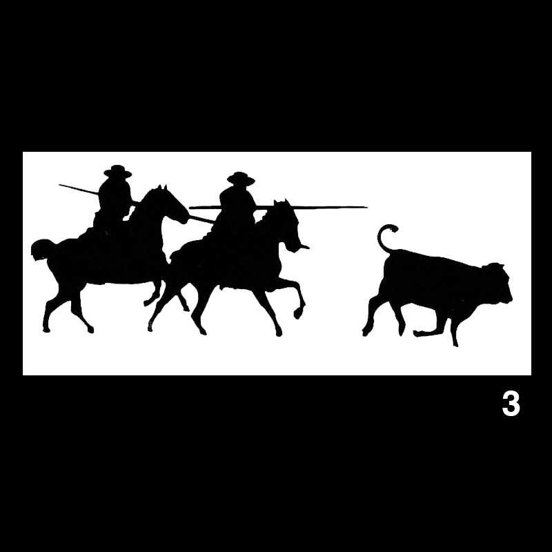 Silhuetas de cavaleiros a cavalo a perseguir um touro