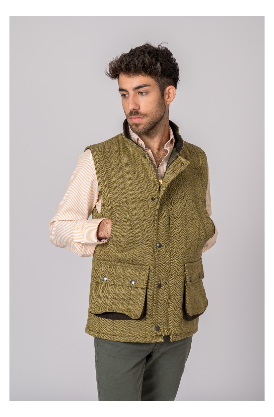 Colete masculino verde oliva com padrão xadrez e bolsos frontais