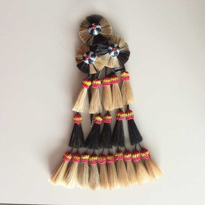 Conjunto de pincéis artísticos com cerdas castanhas e bege numa disposição triangular