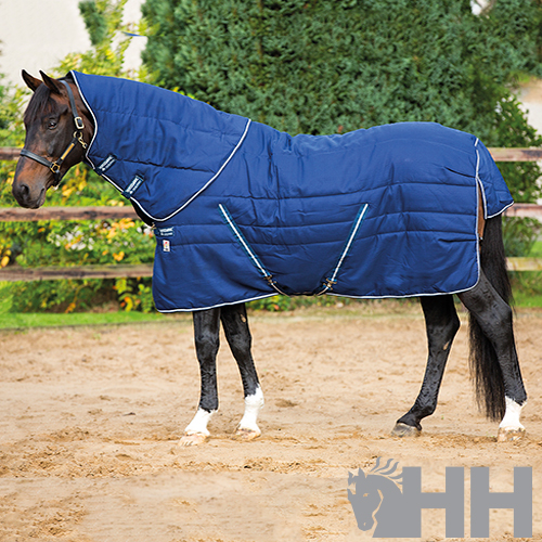 Cavalo com cobertura acolchoada azul escuro e detalhes refletores em área externa