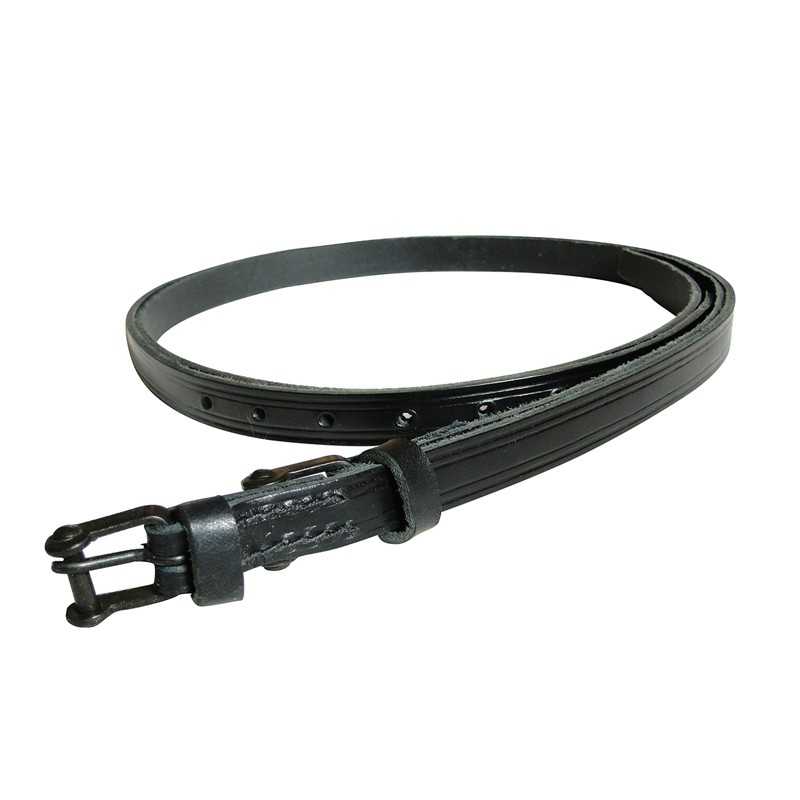 Cinto preto de couro com fivela preta isolado em fundo branco