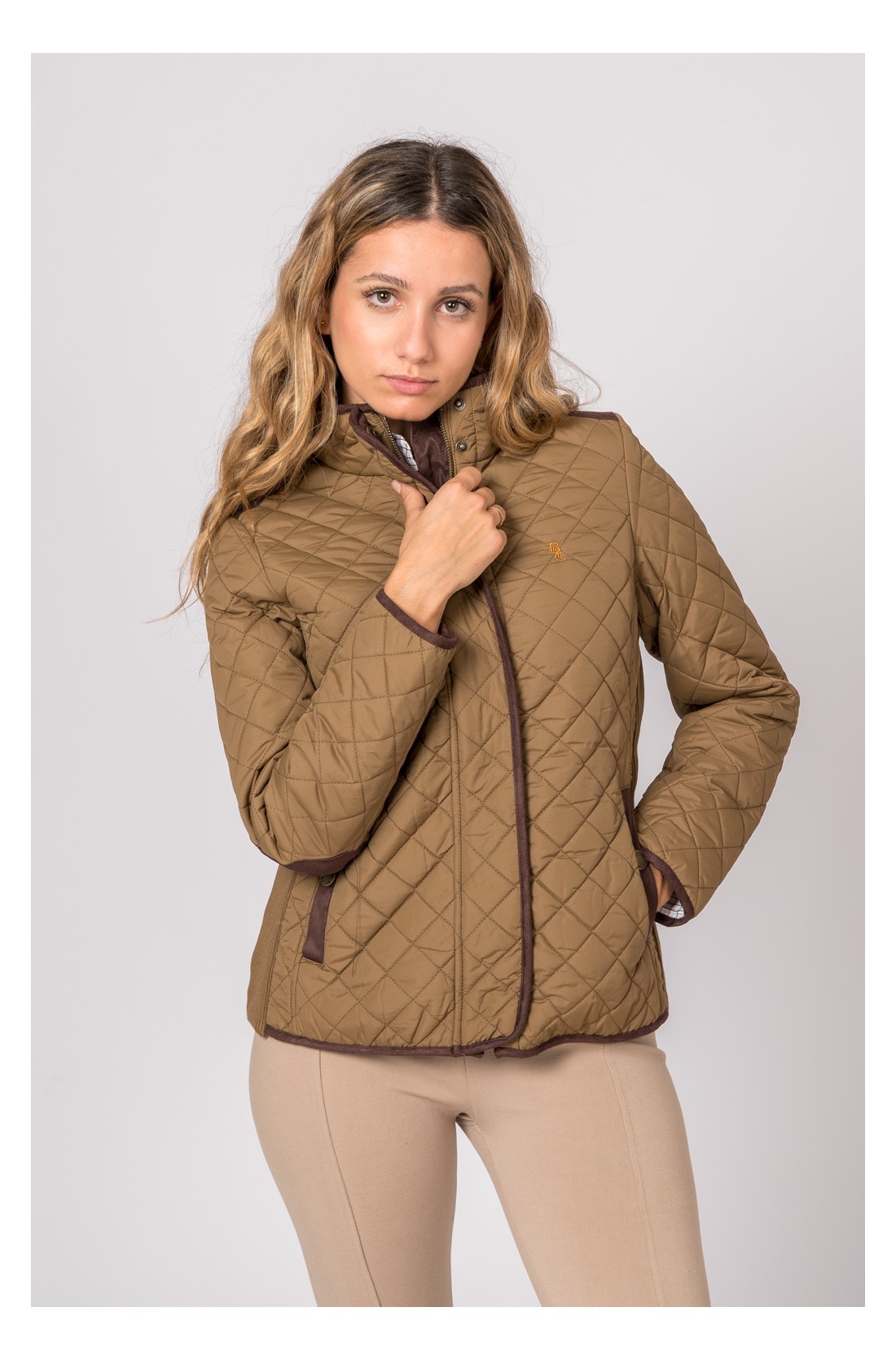 Casaco acolchoado bege com fecho de correr