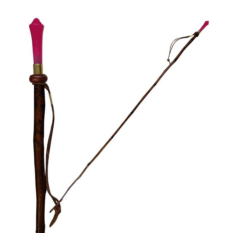 Chicote com pega em madeira e rosa e tira de couro