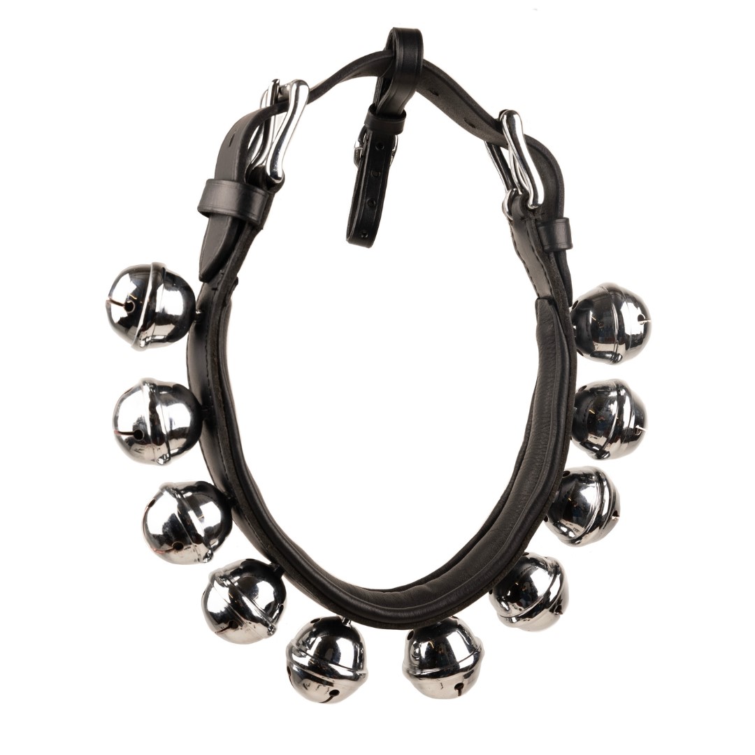 Colar preto com guizos metálicos prateados