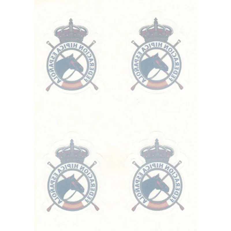 Quatro emblemas da Federação Hípica Espanhola com cabeça de cavalo e coroas