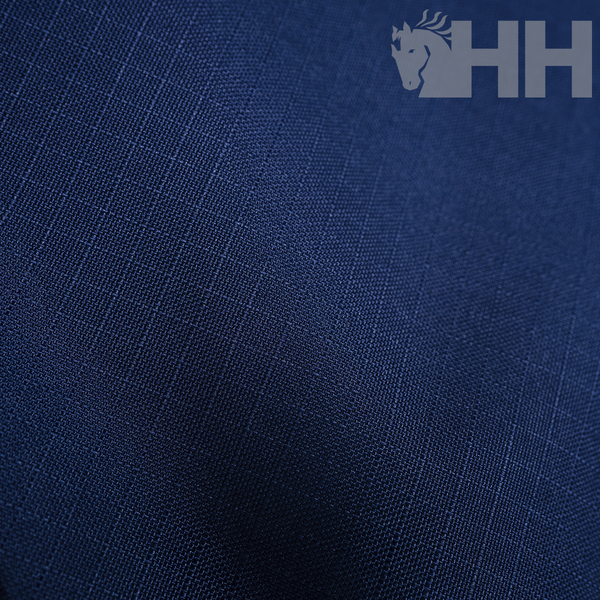 Tecido azul escuro com padrão risca de giz e logotipo HH cinzento