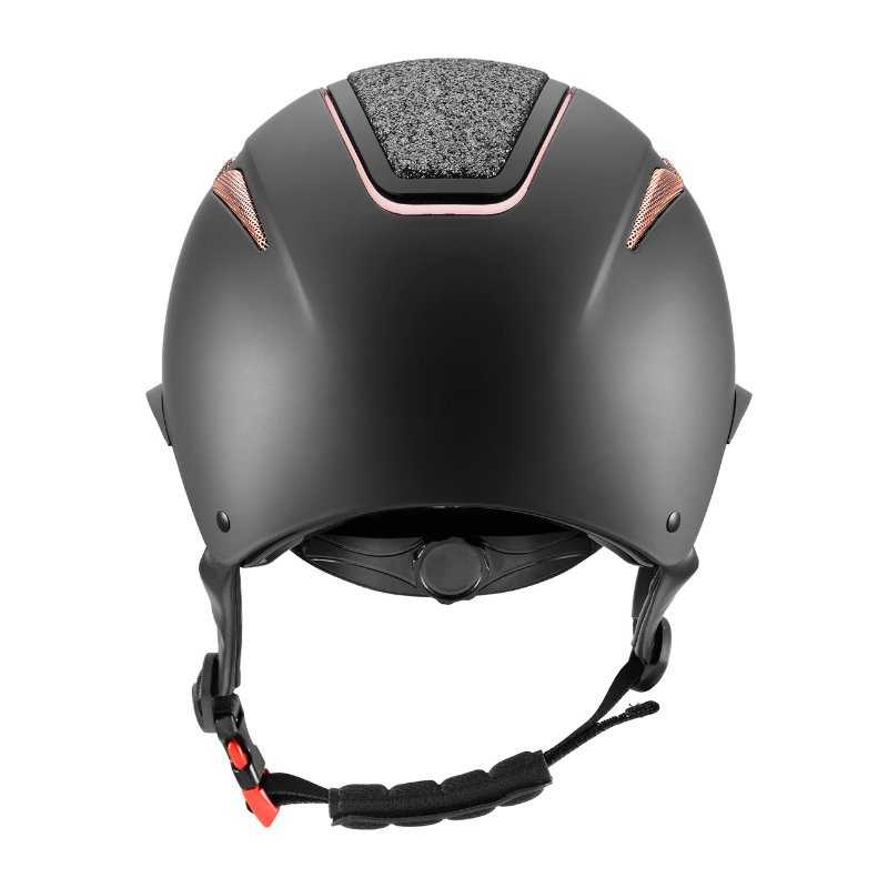 Capacete preto com detalhes rosa e textura cinzenta no topo, com fecho ajustável