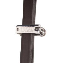 Abraçadeira metálica com cabo preto num fundo branco