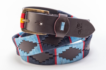 Cinto enrolado de tecido colorido com fivela metálica e ponta em couro castanho