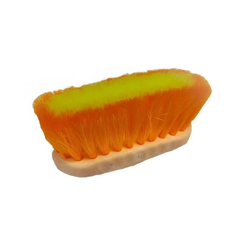 Escova de limpeza com cerdas amarelas e laranja e cabo em madeira clara