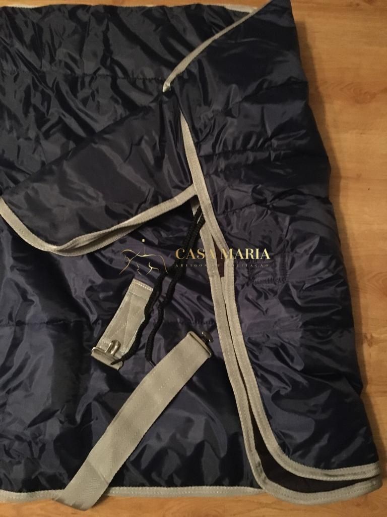 Manta para cavalo azul escuro com bordas cinza e alças, com texto CASAMARIA