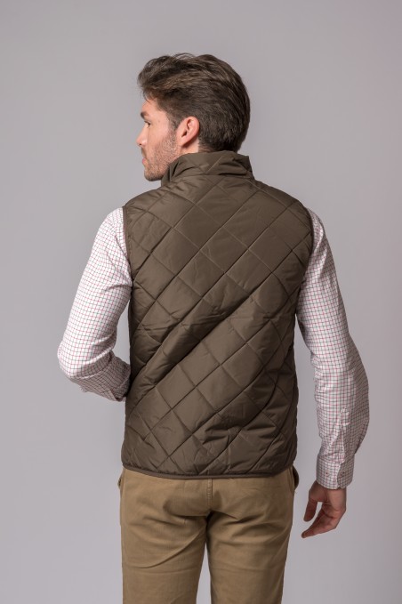 Colete acolchoado verde-oliva com padrão em losangos visto de costas
