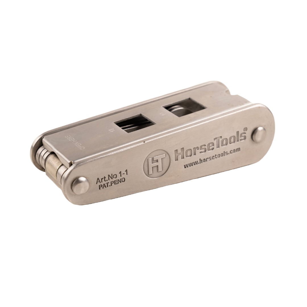 Ferramenta multiuso metálica compacta prateada com inscrições HorseTools