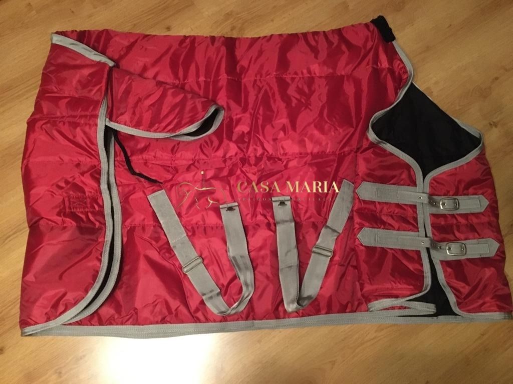 Cobertor vermelho para cavalo com fechos cinza e marca CASA MARIA