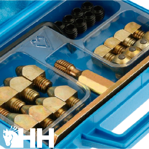 Caixa azul com acessórios metálicos dourados e anéis pretos organizados