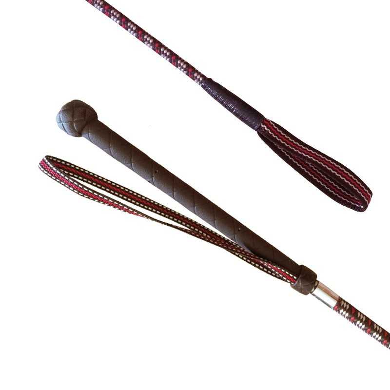 Chicote com cabo em couro castanho e alça em tecido trançado colorido.