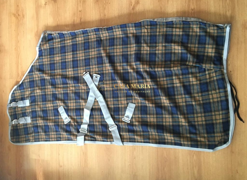 Cobertor para cavalo xadrez azul e castanho com tiras brancas e texto amarelo