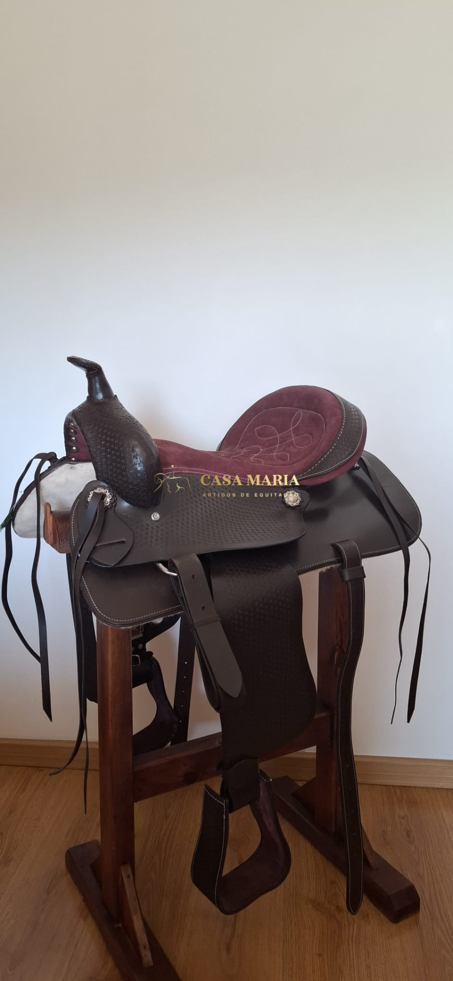 Selim de equitação em couro castanho escuro com assento veludo bordeaux
