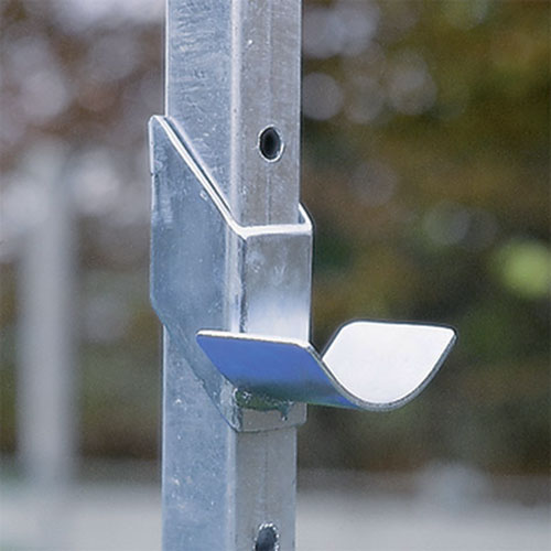 Suporte metálico galvanizado prateado fixado em estrutura tubular exterior