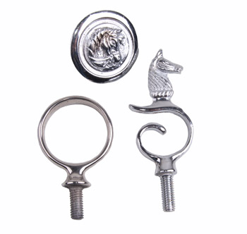 Três pegas de metal prateado com designs de cavalo