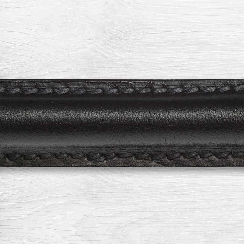 Correia preta em couro com costura grossa sobre fundo de madeira clara