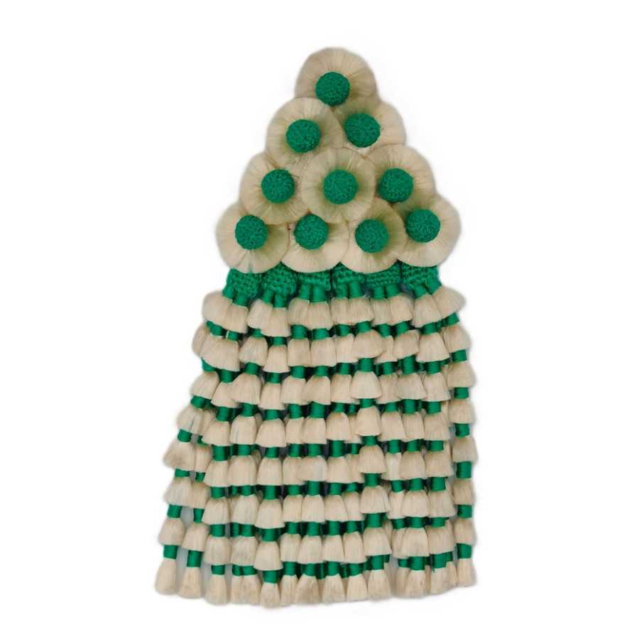 Objecto artesanal com pompons brancos e centros verdes em forma triangular
