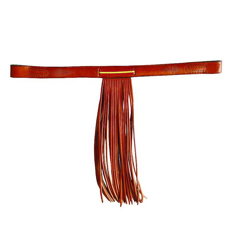 Cinto de couro castanho com franjas e detalhe dourado no centro