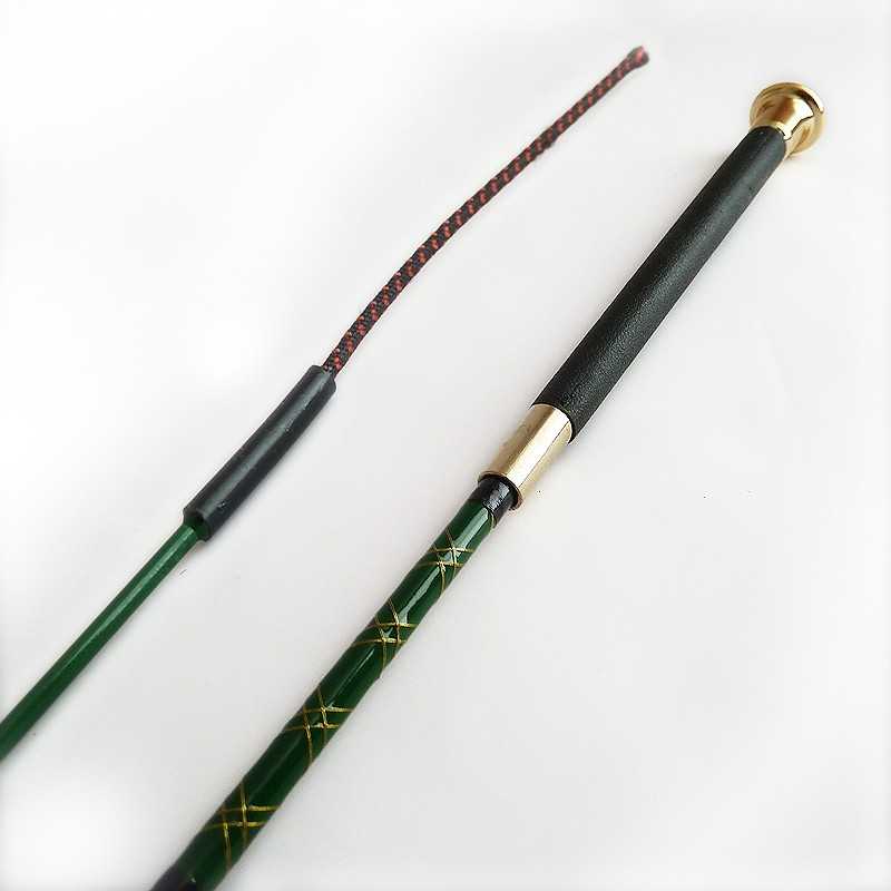 Bastão verde com padrão xadrez, punho preto e ponteira dourada