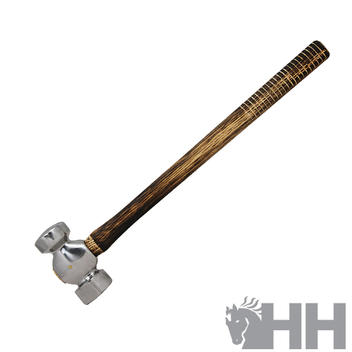 Martelo de metal com cabo de madeira castanho e cabeça prateada