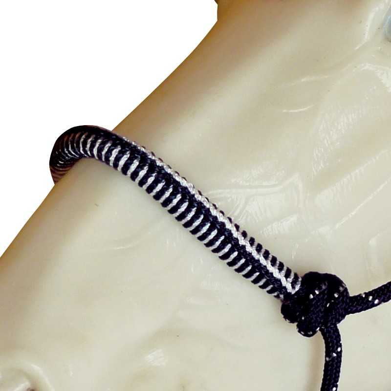 Pulseira de cordão preto e branco com nó ajustável num manequim bege