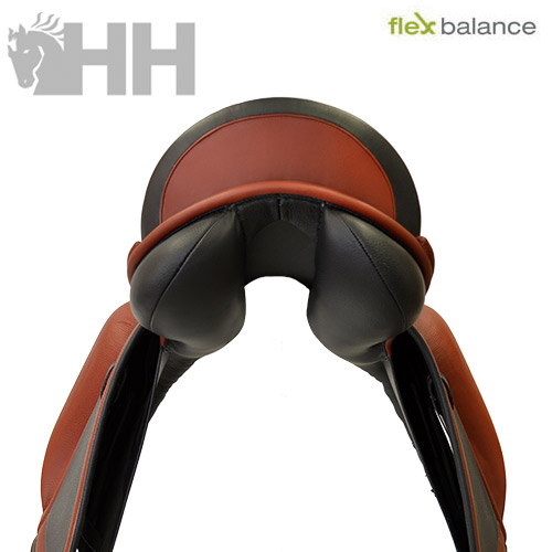 Sela de equitação em couro castanho e preto com marcas HH e flex balance