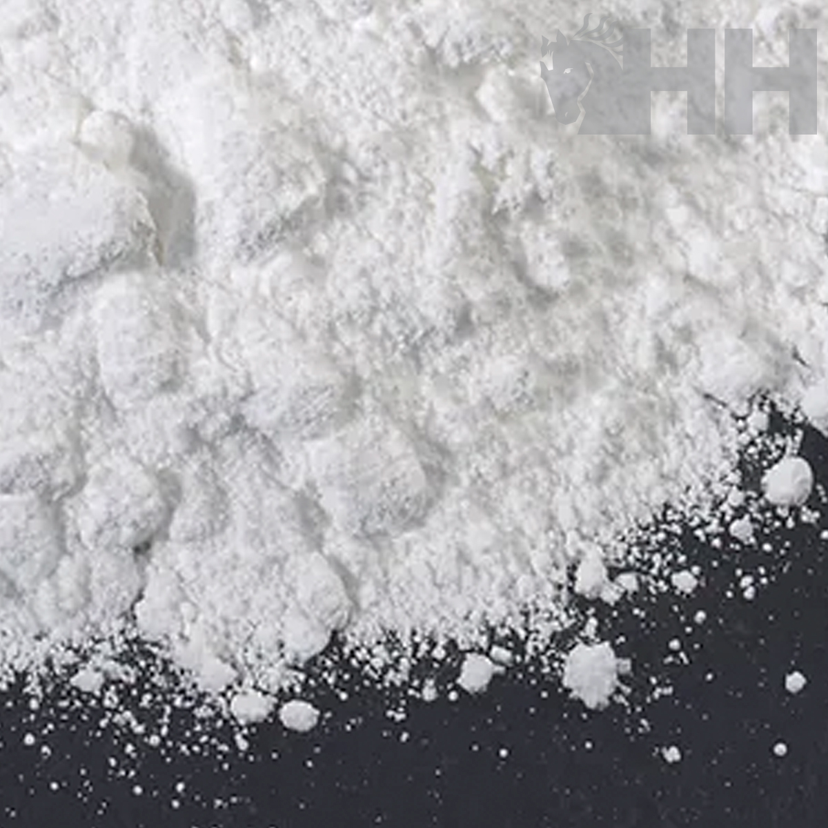 Pó branco granulado sobre superfície preta