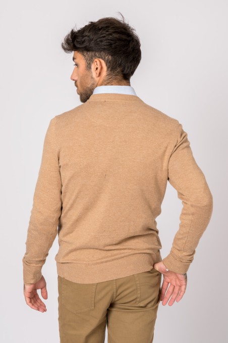 Homem de costas com camisola castanha clara de malha e calças castanhas