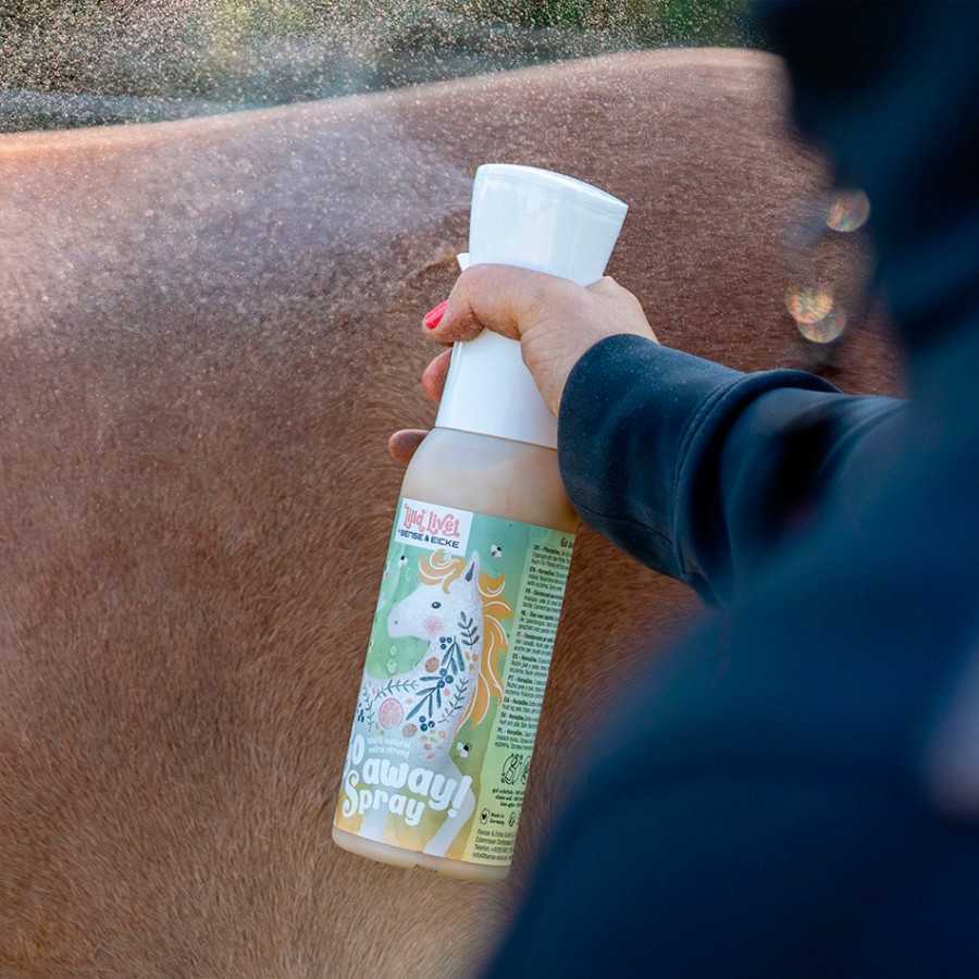 Spray para cavalos com desenho de unicórnio na embalagem a ser aplicado num cavalo castanho