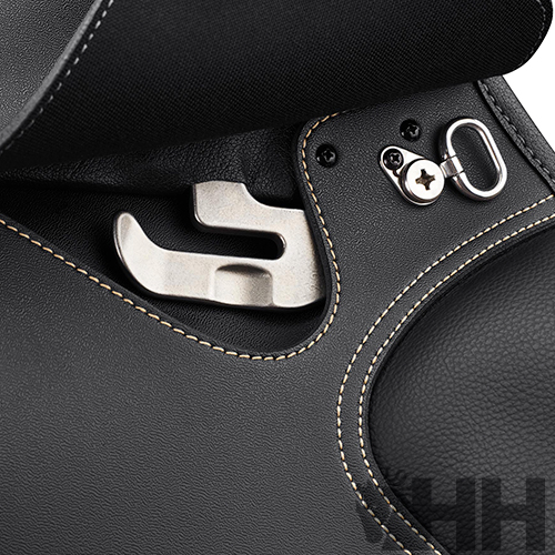 Selim de equitação em pele preta com ferragens metálicas e costuras bege