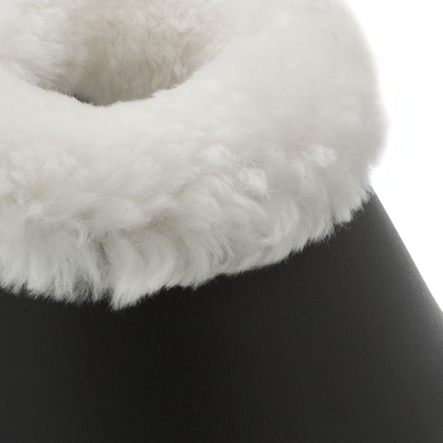 Bota preta com forro de pelo branco