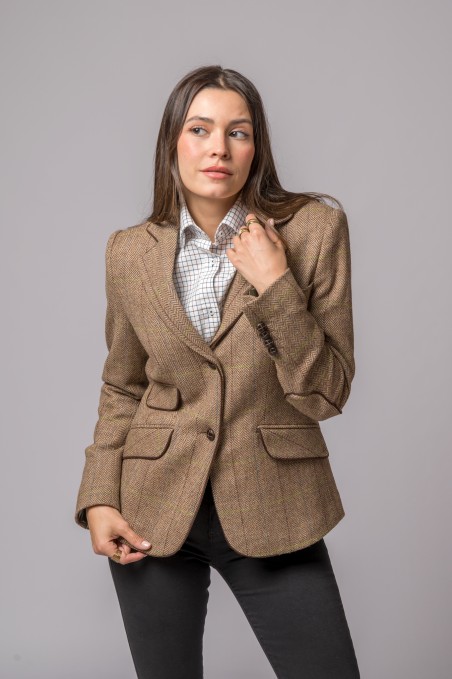 Blazer castanho xadrez com botões em mulher com camisa branca e calças pretas