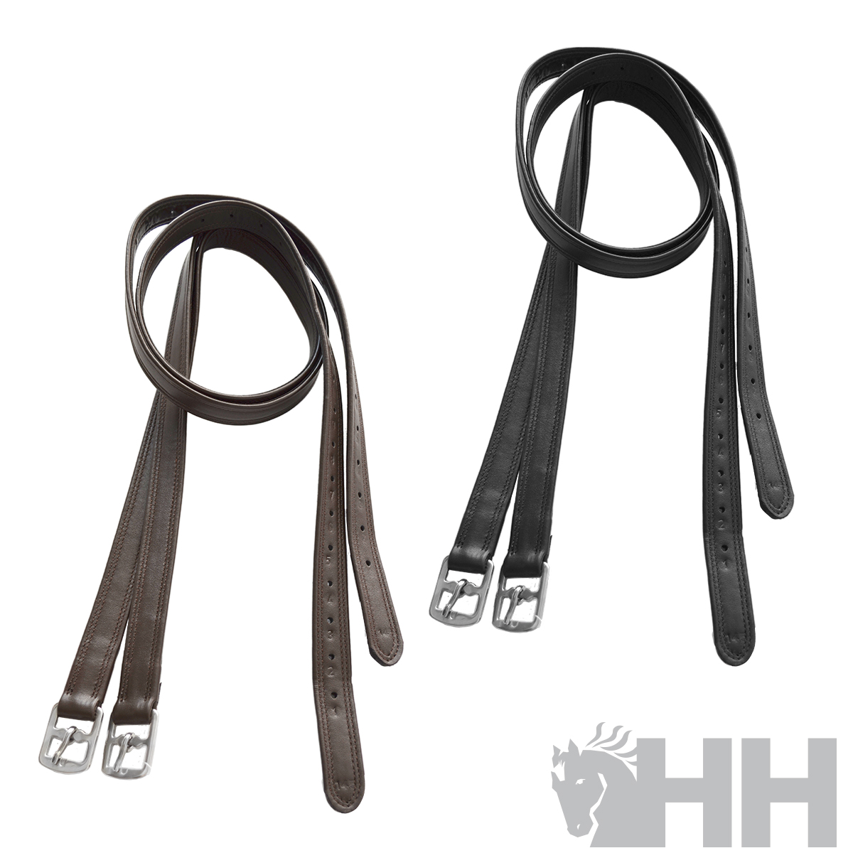 Duas rédeas de couro castanha e preta com fivelas metálicas prateadas em fundo branco
