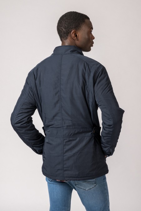 Casaco masculino azul escuro liso visto de costas