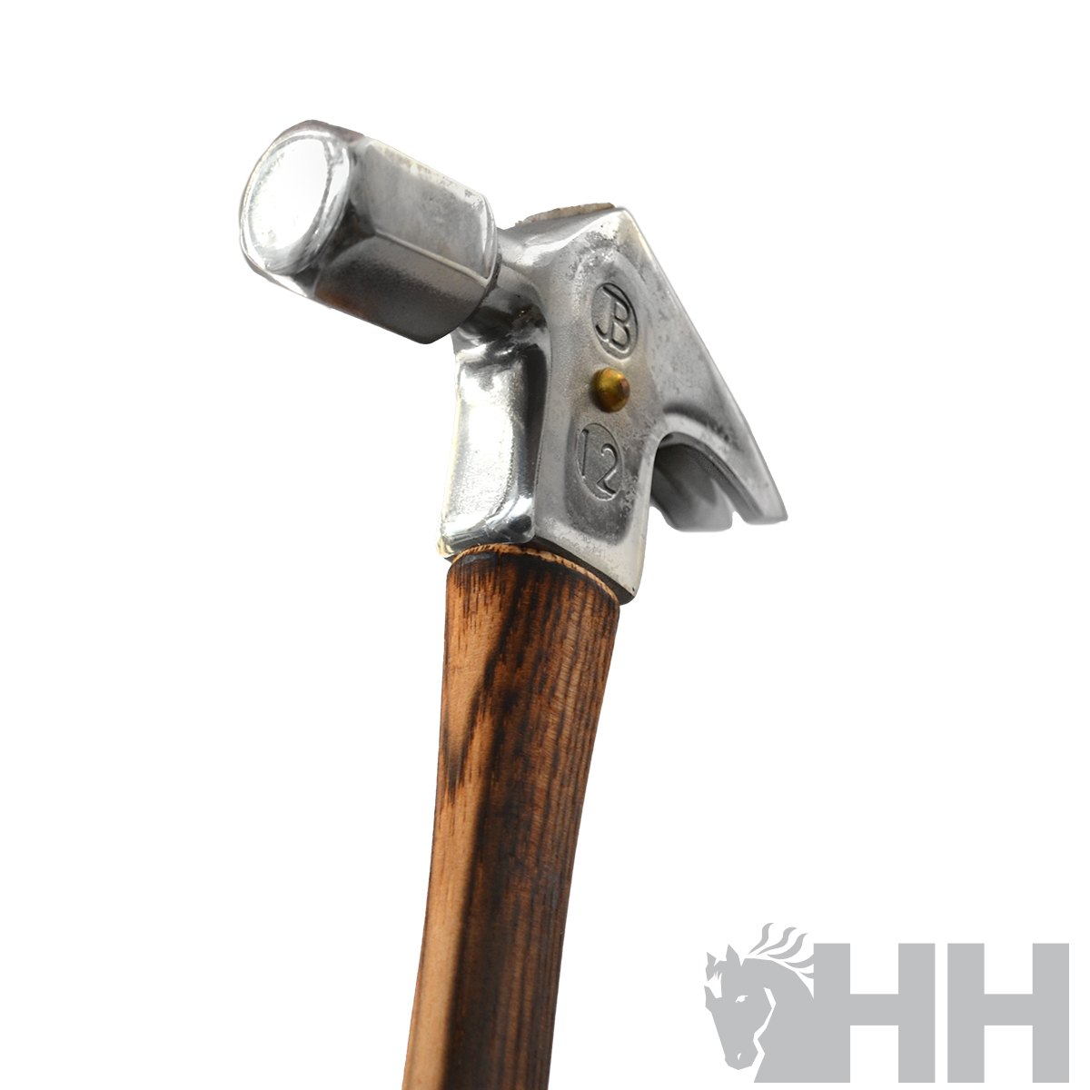 Martelo com cabeça metálica prateada e cabo de madeira