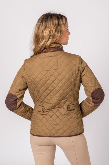 Casaco acolchoado castanho claro com detalhes castanhos escuros e inscrição na gola