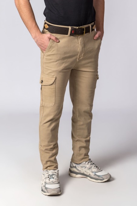 Calças cargo bege com bolso lateral, cinto castanho e sapatilhas brancas