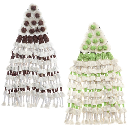 Dois cachecóis em forma de árvore de Natal, um castanho e branco e outro verde e branco