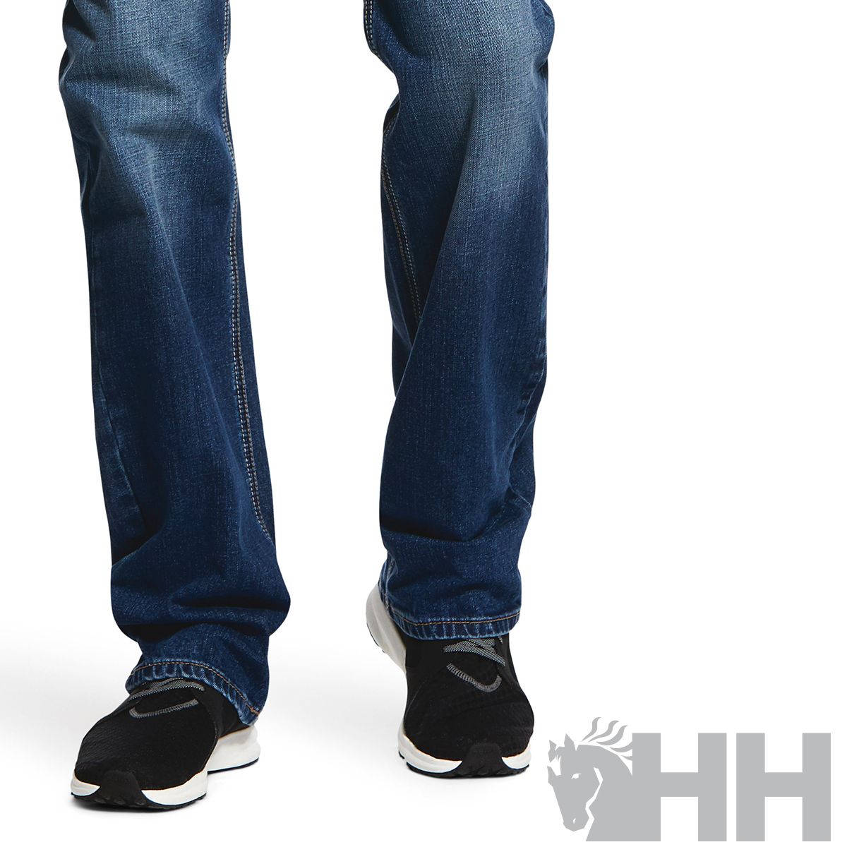 Calças de ganga azuis escuras e ténis pretos com sola branca