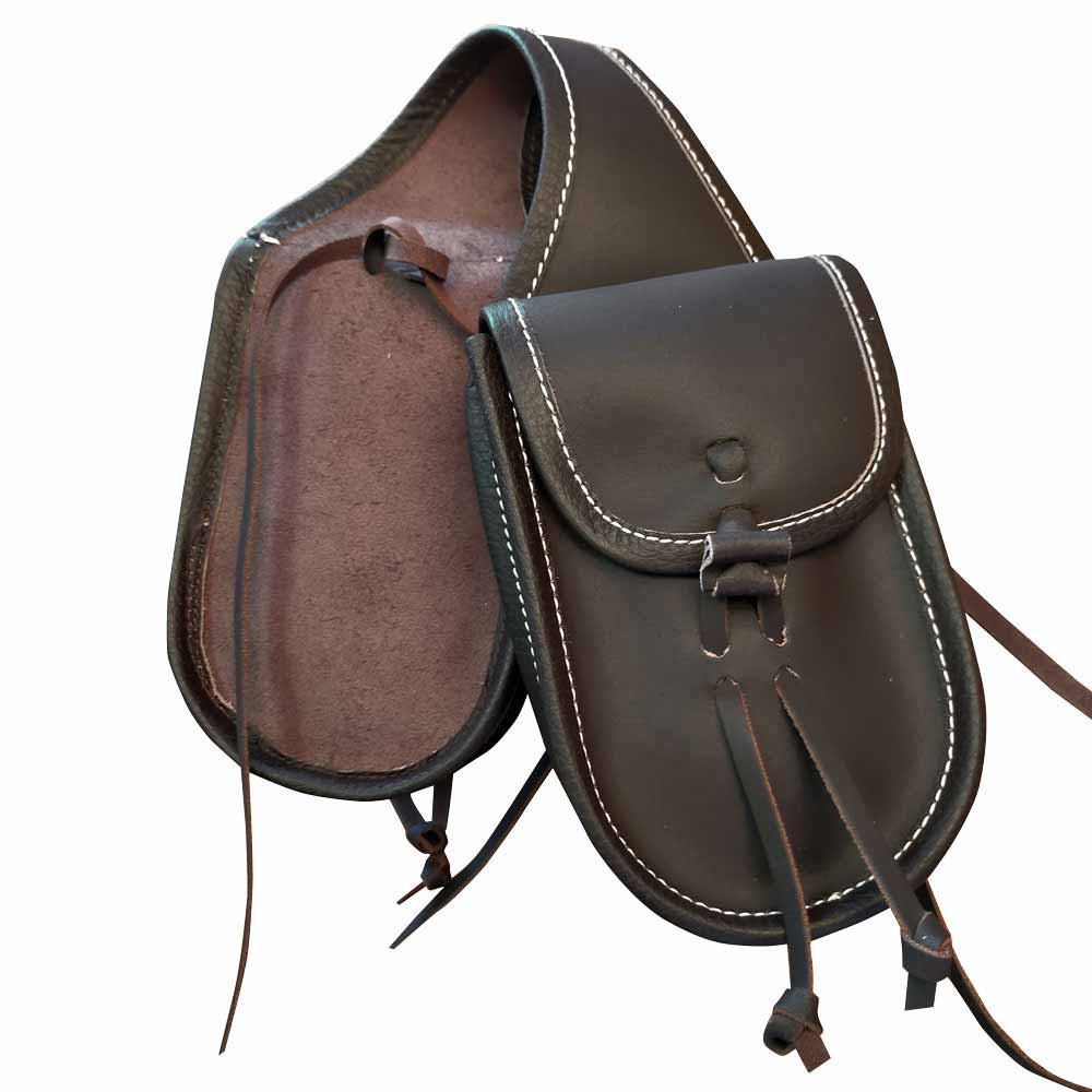 Bolsa pequena de couro castanho escuro com costura branca e fecho de aba com cordões de couro