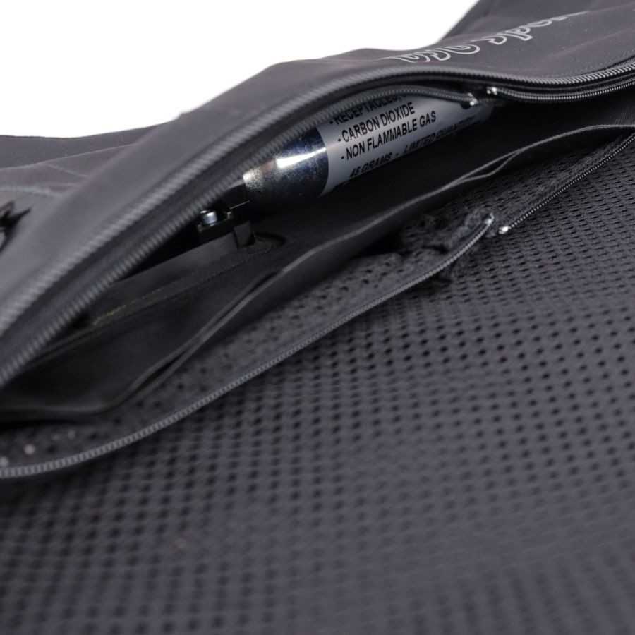 Bolsa preta aberta com interior perfurado e cilindro metálico com texto